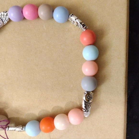 Artemis's Gems custom-made beaded bracelet with metal owl charms, rainbow - Picture 4 of 4